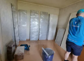 Moobli kolimine riidekapi transport