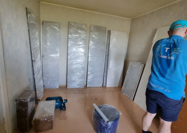 Moobli-kolimine-riidekapi-transport